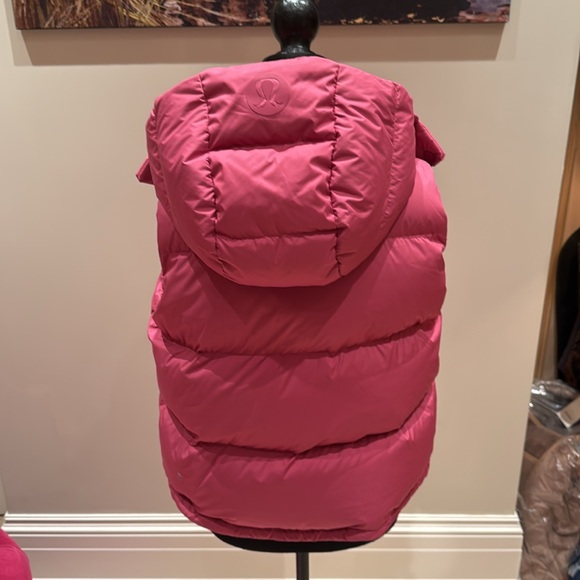 A brand new Wunder Puff Cropped Vest from Lululemon - Picture 3 of 4